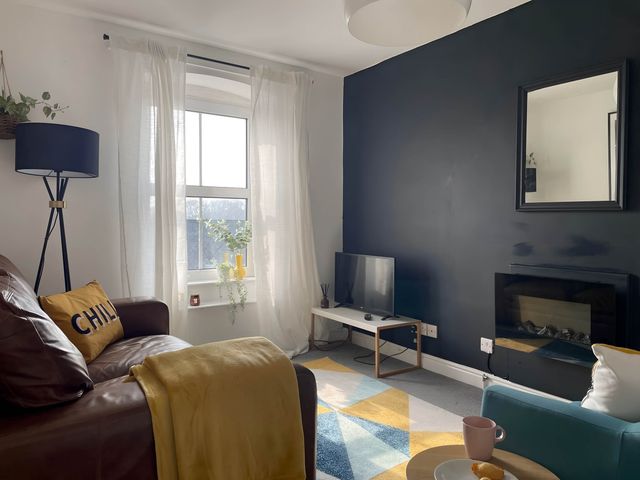 A living room with a sofa and lamp at 2-Bed Flat in Summerbridge Harrogate, Pet Friendly