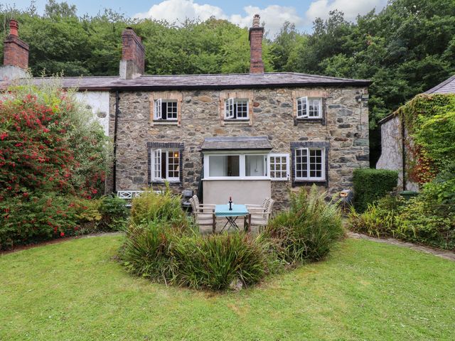 A house with a garden and seating area at 3 Tre Felin in Llandygai near Bangor