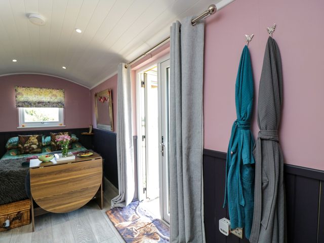Hares Hideaway Shepherd's Hut - 1199362 - photo 4