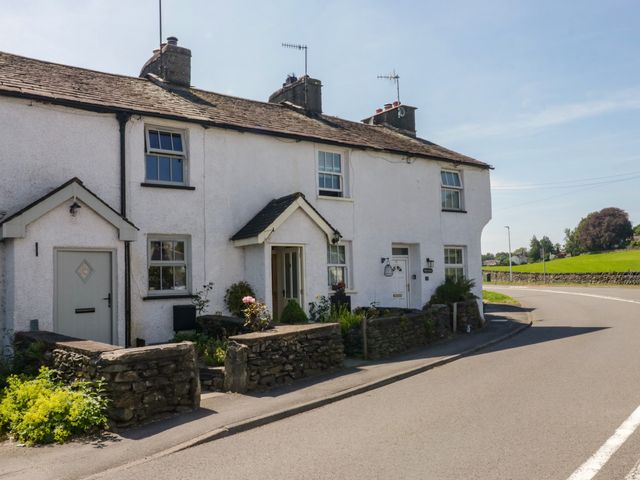 A house with a garden and road at Bobbin Nook