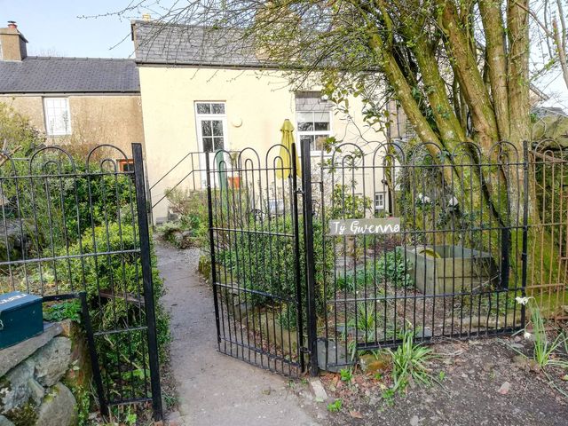 An outdoor view of a garden and gate at Ty Gwenno in Criccieth