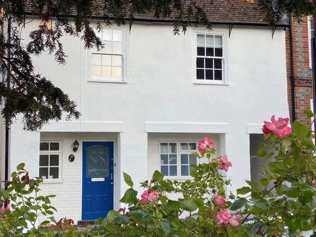A house with a blue door and white walls at 19 Queen Street in Emsworth