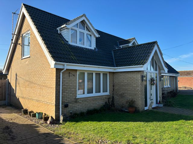 A house with windows and a door at Seaview in Pakefield