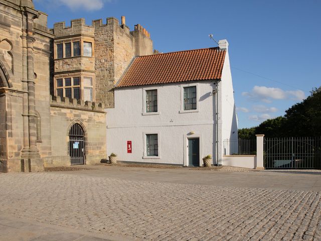 A building next to a castle at Palace Garden Cottage in Bishop Auckland
