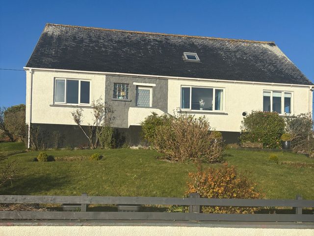 A house with windows and garden at 3 Linshader in Stornoway