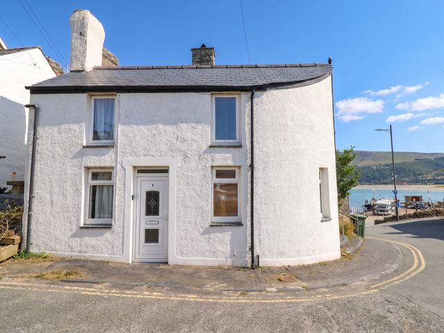 A house on a corner with a view of the sea at Harbour Cottage Barmouth