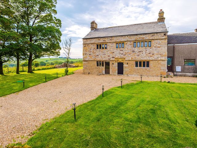 A house with gravel driveway and garden at Landskill Farm in Preston