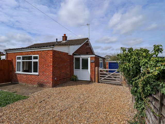 A house with gravel driveway and gate at Field View in North Walsham