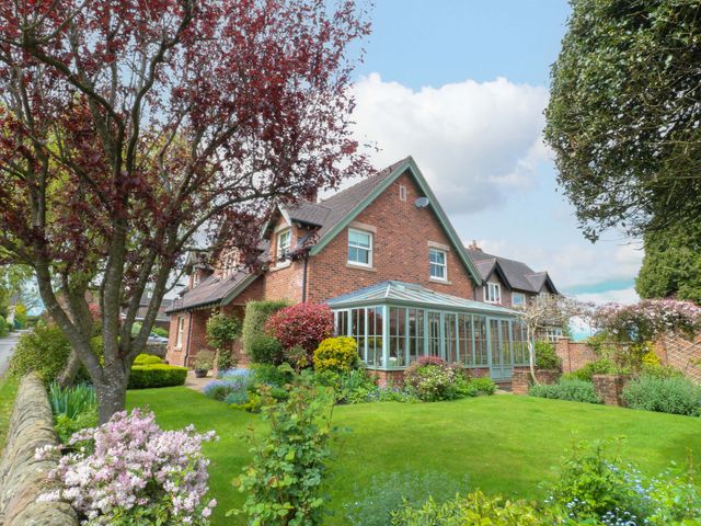 A house with a garden and conservatory at The Garden House in Alton