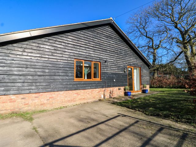 An exterior view of a house with a garden area at Snowdrop Cottage in Maidstone