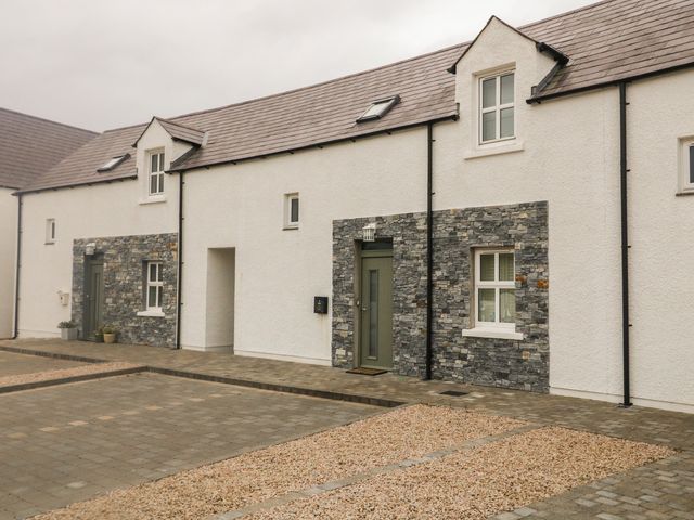 A row of houses with stone facades and a pathway at 2 Ard an Chuain, Dunfanaghy