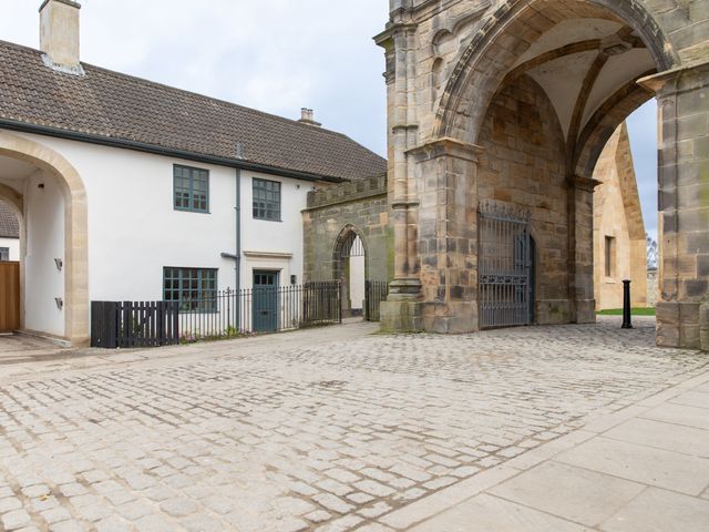 An outdoor area with a building and an archway at Bishop Lightfoot Cottage in Bishop Auckland
