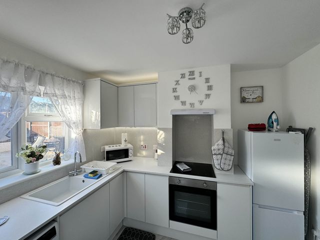 Modern 3-Bed Hideaway Near Westgate With Parking - 1201286 - photo 2