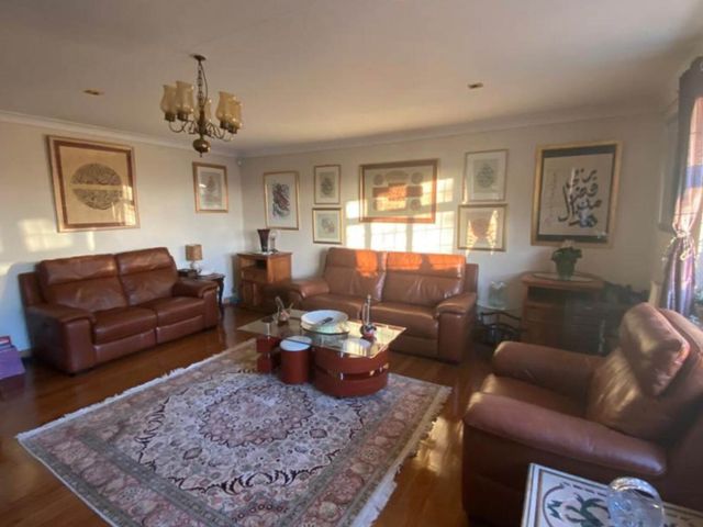 A living room with sofas and decorative art at Apartment - Sleeps 4 - Parking - Balcony - Garden, High Wycombe