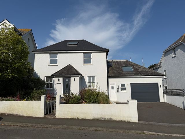 A house with a garage and garden at Lorrell in Salcombe