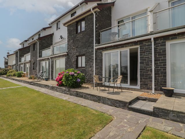 A garden area with seating and plants at Harbourside in Porthmadog