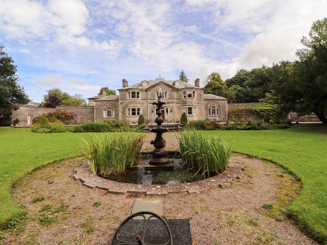 A garden with a fountain and a large building at Rochester Apartment in Orton