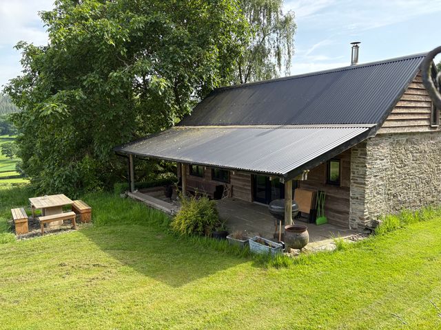 Walnut Tree Lodge WITH hot tub - 1201388 - photo 1 