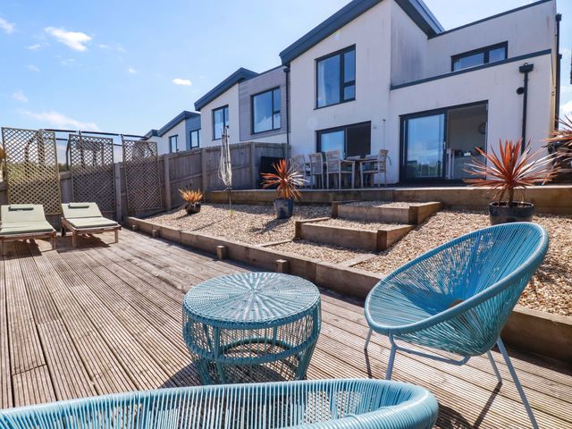 An outdoor area with seating and gravel at Serfaus in Perranporth