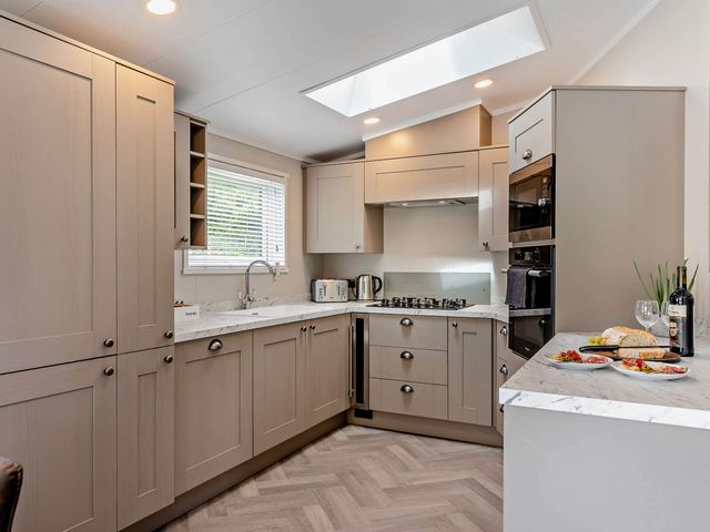 A kitchen with cabinets and countertop at Elwy 3.0 Pet in Llandyrnog