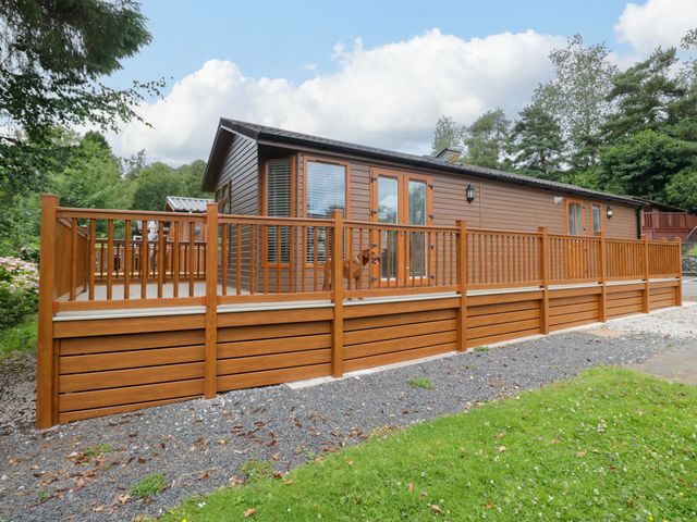 An outdoor deck with wooden fence at Fox Red Retreat in Troutbeck Bridge