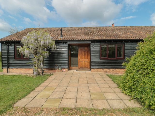 A house with a pathway and plants at Annex at Barnfield House in Devizes