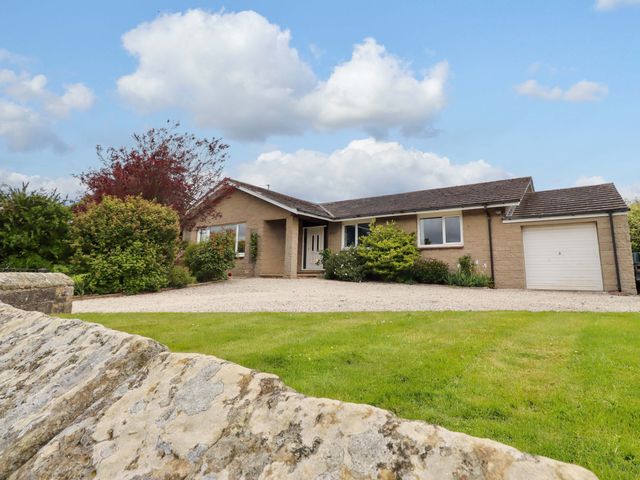 A house with a garage and garden at Campden in Rennington near Embleton