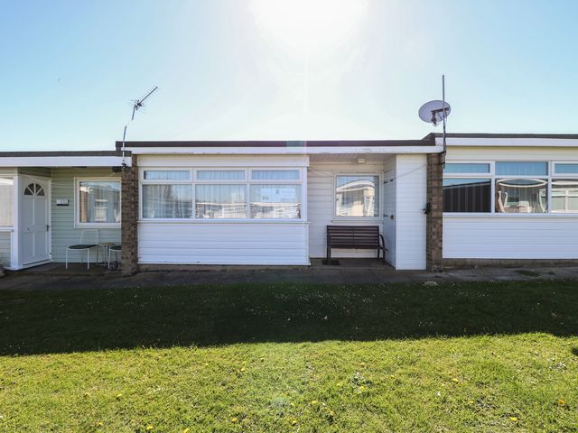 A building with a door and windows at Mon Chalet in Hemsby
