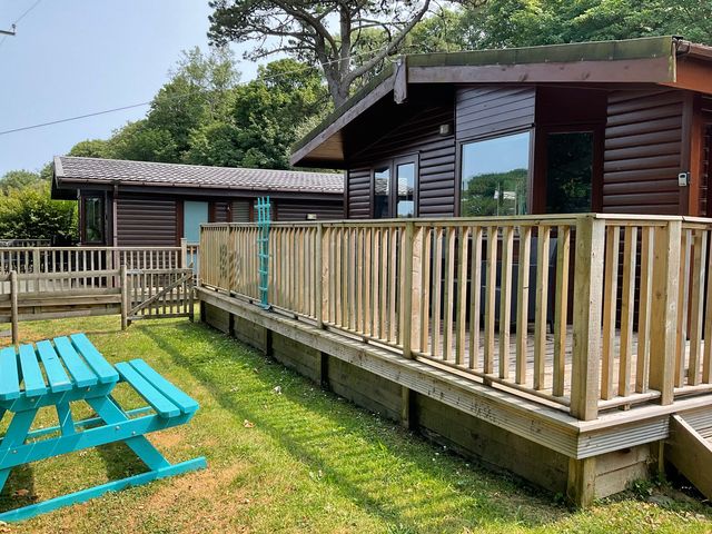 An outdoor area with cabins and a picnic table at Lodge 37 in Ilfracombe