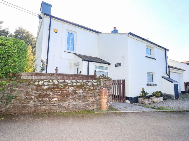A house with a gate and fence at Swallow Cottage in Sheviock near Crafthole