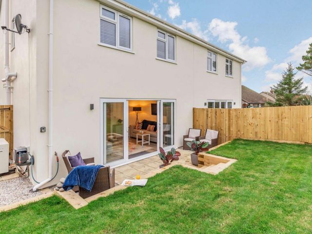 A garden with chairs and a table at Buttercup Cottage in Wadebridge