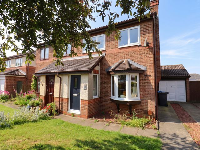 A two-story house with a garden at 7 Crestbrooke in Northallerton