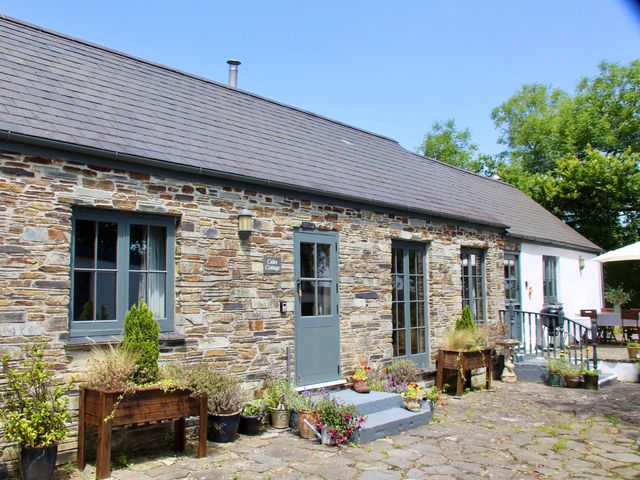 An outdoor view of a cottage with a sign at Cider Cottage near Launceston
