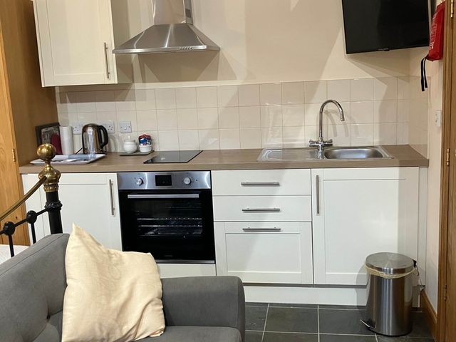 Cottage in Nuneaton - Sleeps 2 - Parking - Garden - 1203820 - photo 2
