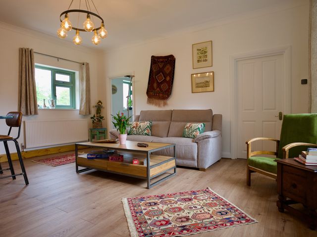 Tring Grange Cottage, Sleeps 2 with Onsite Parking - 1203855 - photo 4