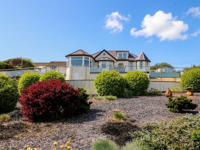 A house with bushes and garden area at Hillside