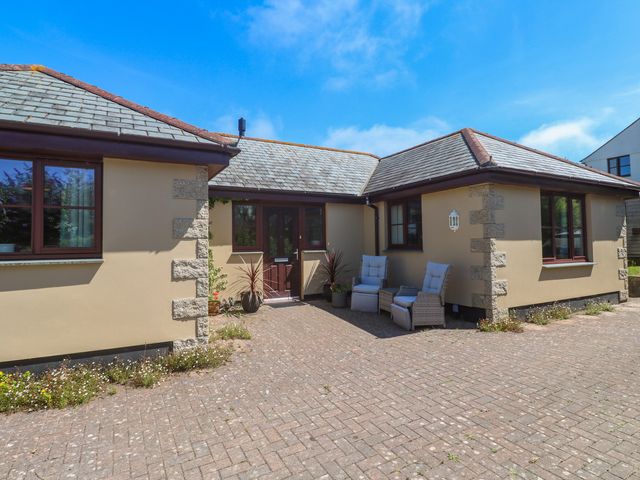 An outdoor seating area beside a house at Yonde View Camborne