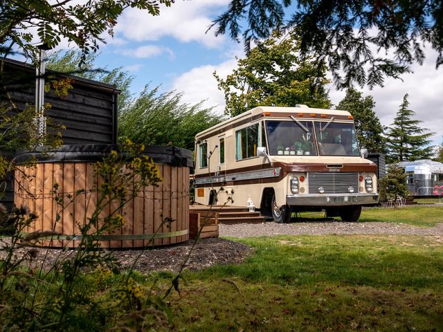 An outdoor area with a retro RV and a hot tub at Sleeps 2 -Pets Welcome -Private Hot Tub -Alabama