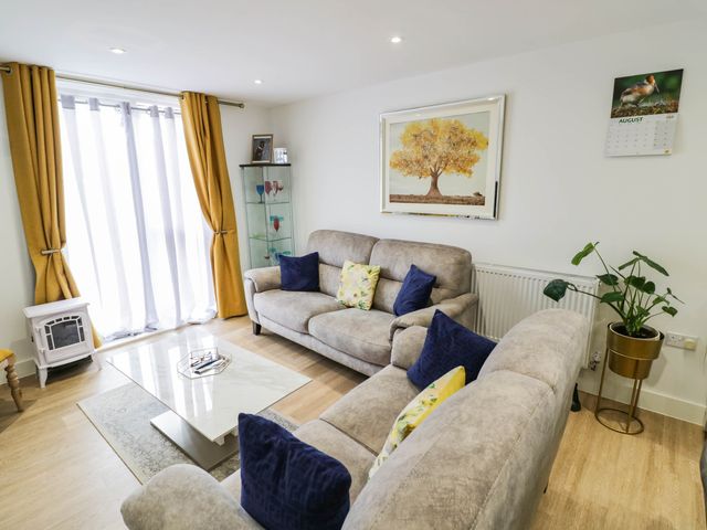 4 Goldcrest Close - 1205153 - photo 3