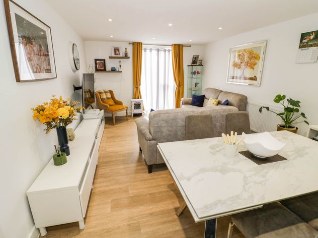 4 Goldcrest Close - 1205153 - photo 4