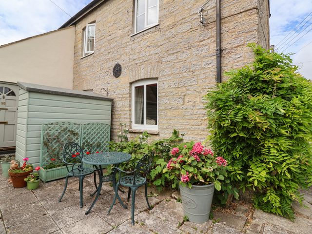 An outdoor seating area with a table and chairs at 96 Chapel Lane Butleigh