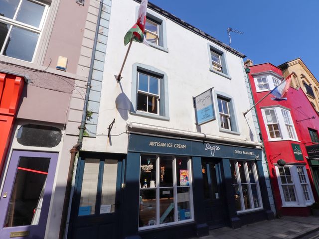 A building with an ice cream shop sign at Scoops’ Nook in Caernarfon