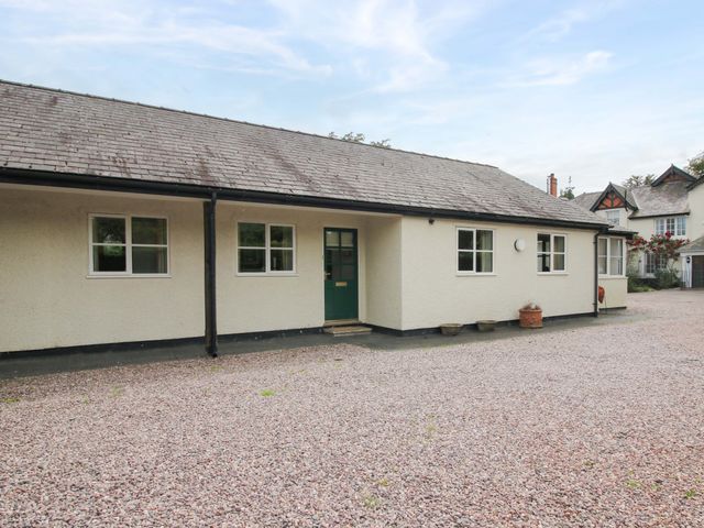 An exterior view of a house with gravel driveway at Willow Cottage in Lydbury North