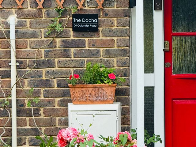 A flowerpot and a red door at The Dacha in Winchester