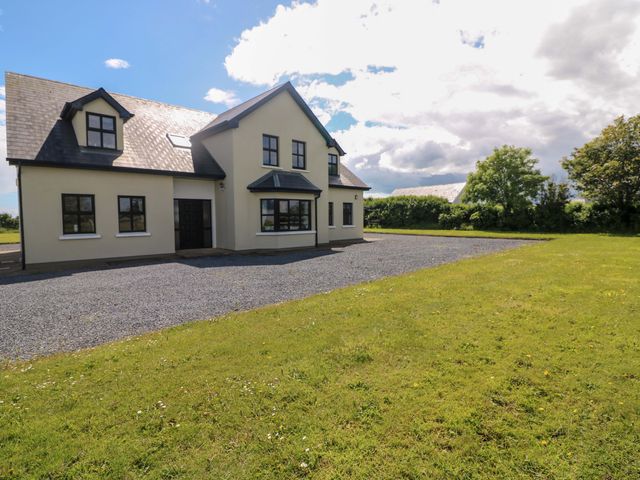 A house with a lawn and gravel area at Vernegly in Banonow
