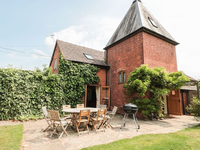 An outdoor area with table and chairs at The Hop Kiln in Tenbury Wells