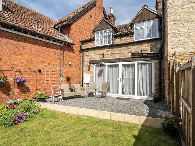 Captivating 2 Bed House in Nettleham - 1205741 - photo 2