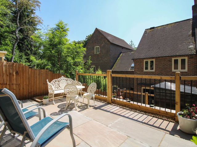 A garden patio with seating and plants at Lilac Cottage in Ironbridge
