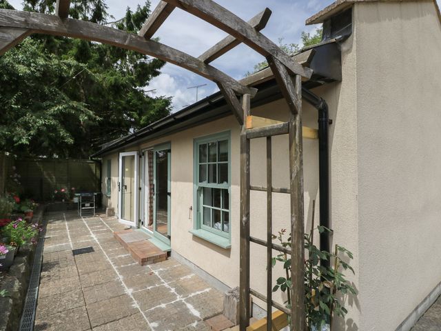 An outdoor area with a trellis and garden at Cosy Cottage in Babbacombe
