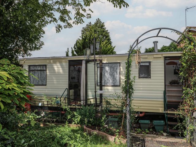 A trailer with plants and an archway at 10 Cater Gardens Guildford